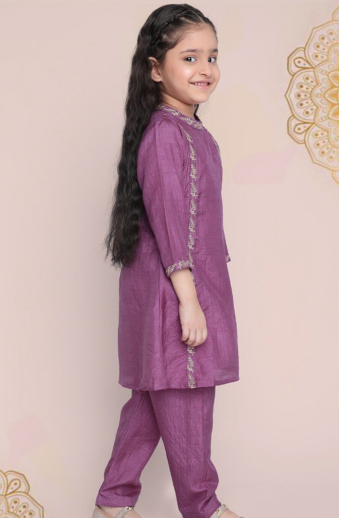 Girls Ethnic Motifs Embroidered Straight Kurta With Trouser